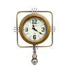 Reloj de pared dorado con péndulo