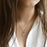 Collar Letra Circulo Fondo Blanco
