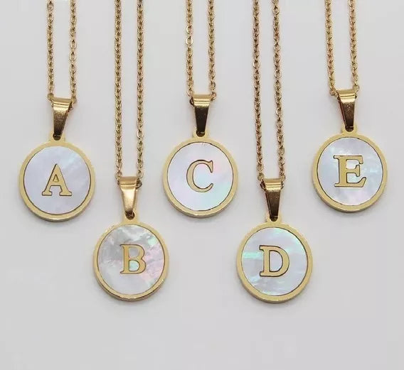 Collar Letra Circulo Fondo Blanco