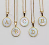 Collar Letra Circulo Fondo Blanco