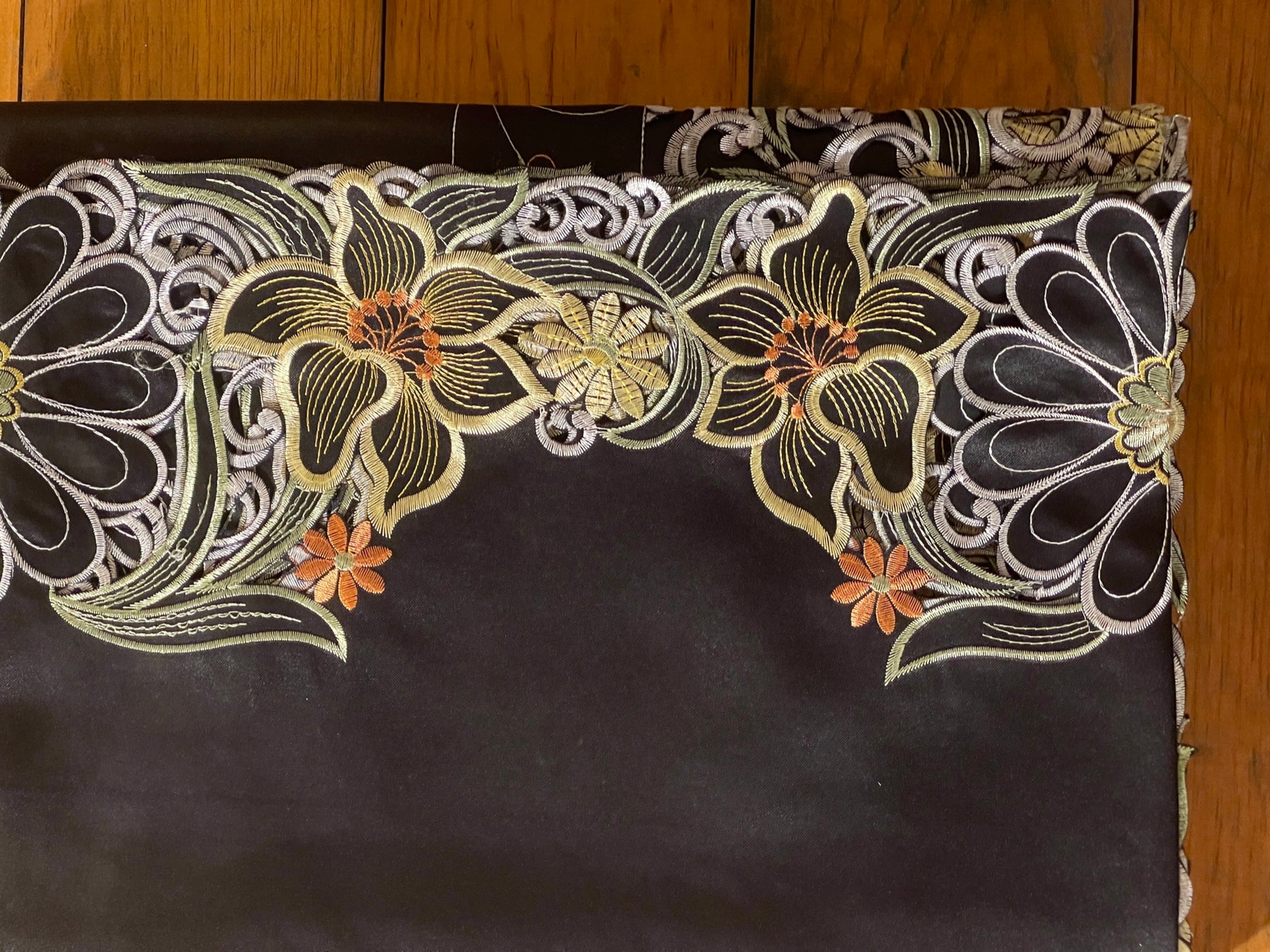 SET MANTEL PARA MESA NEGRO CON FLORES 180x320