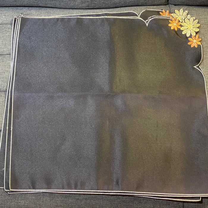 MANTEL CUADRADO NEGRO CON FLOR 45X45